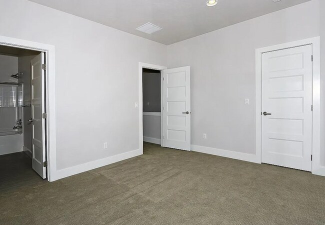 Building Photo - 2805 W Pleasanton Ave