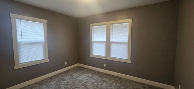 Building Photo - 1590 W. Waggoner-- 2 bed, 1 bath