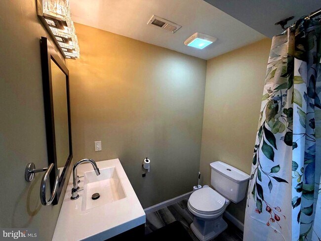 Building Photo - 7428 Mason Ln