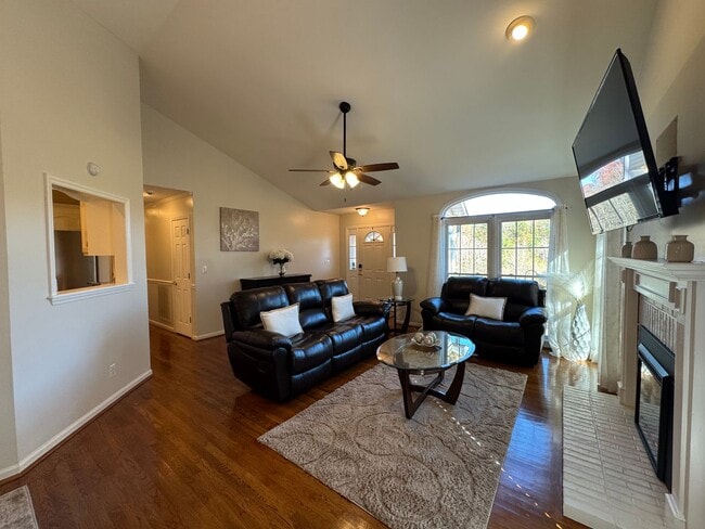 Building Photo - AVAILABLE TO SHOW!