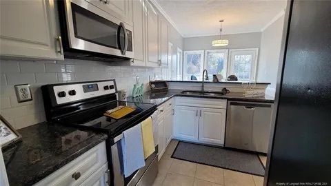 Kitchen - 301 Silver Oaks Dr