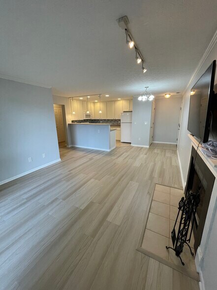 Building Photo - 2750 Greystone Dr