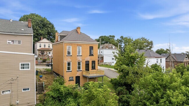 Building Photo - 256 E Meyers St