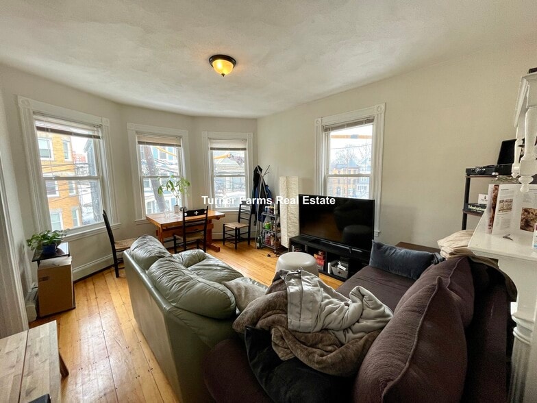 Primary Photo - 103 Calumet St