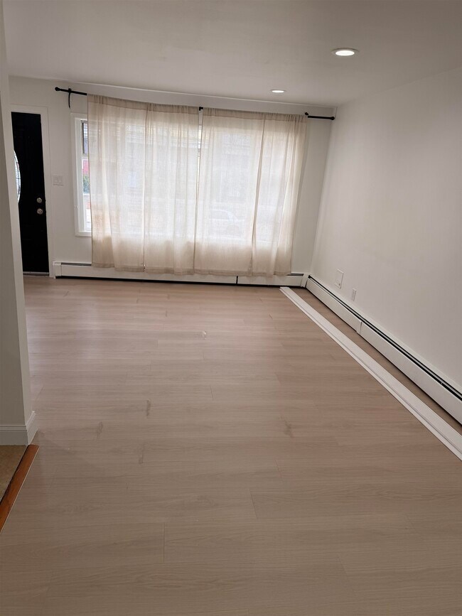 Building Photo - 24 E 18th St