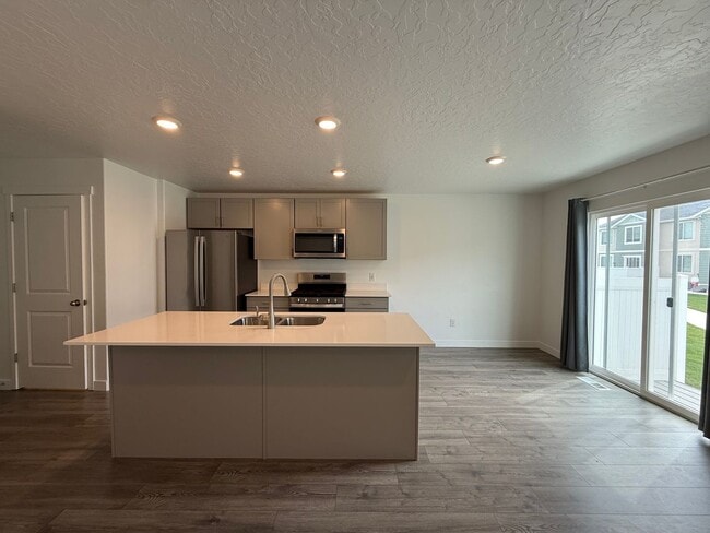 Building Photo - Beautifully Updated 4-Bedroom Townhome in ...