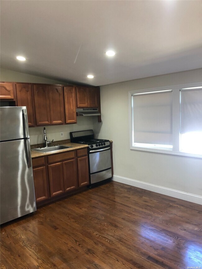 Building Photo - 231 Evergreen Ave