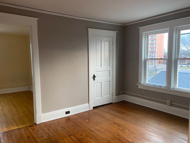 Building Photo - 612 Henrietta St