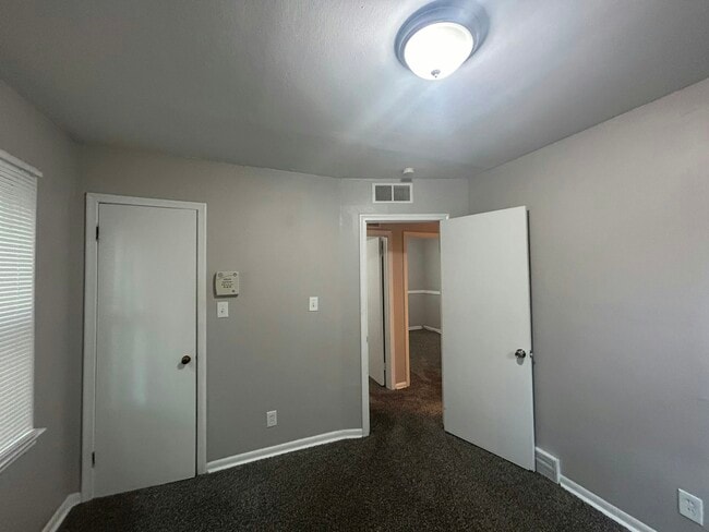 Building Photo - 15755 Woodbine Ave