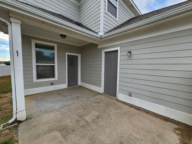 Building Photo - Available now ready for immediate move in  $500 off second month's rent move in special