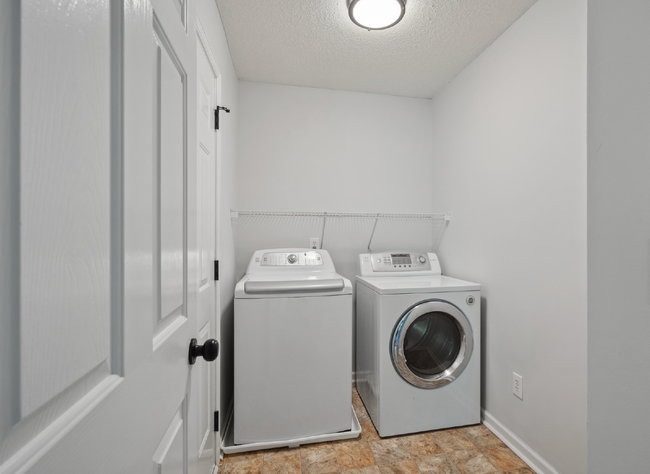 Building Photo - Spacious 4-Bedroom Retreat in Fuquay-Varin...