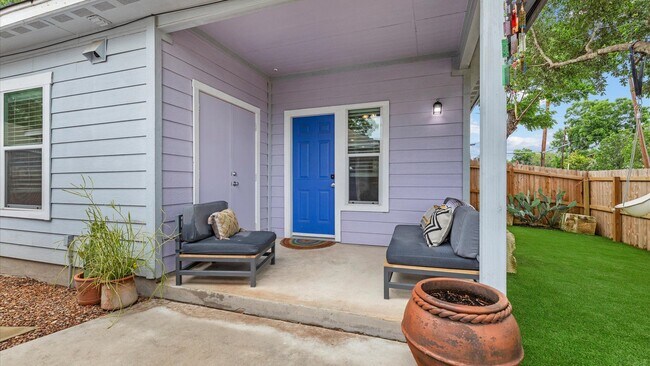 Building Photo - Beautifully Updated Smart Home Near Downtown San Antonio