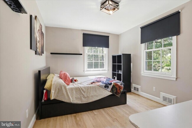 Building Photo - 3221 Coquelin Terrace