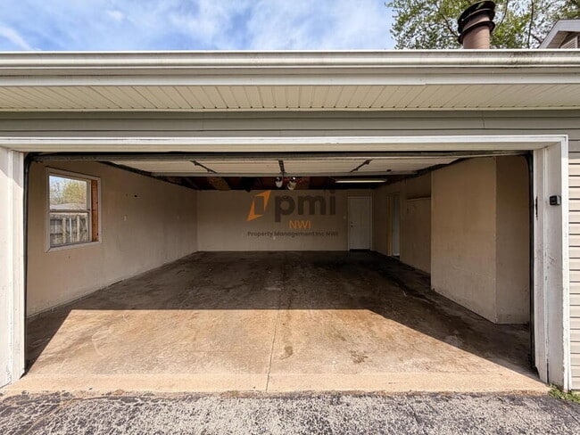 Building Photo - 365 Raven Ct