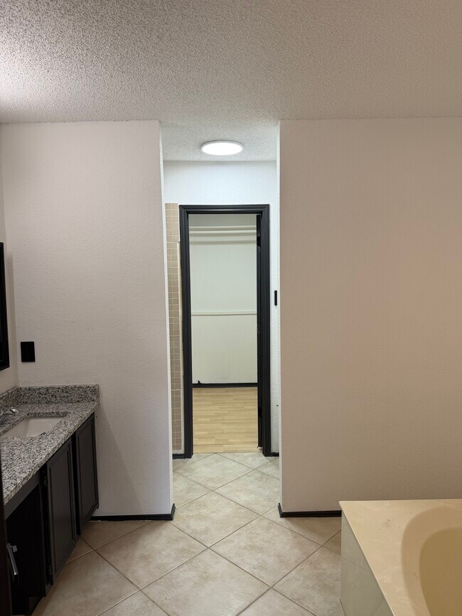 Building Photo - 5107 Whitehaven Dr