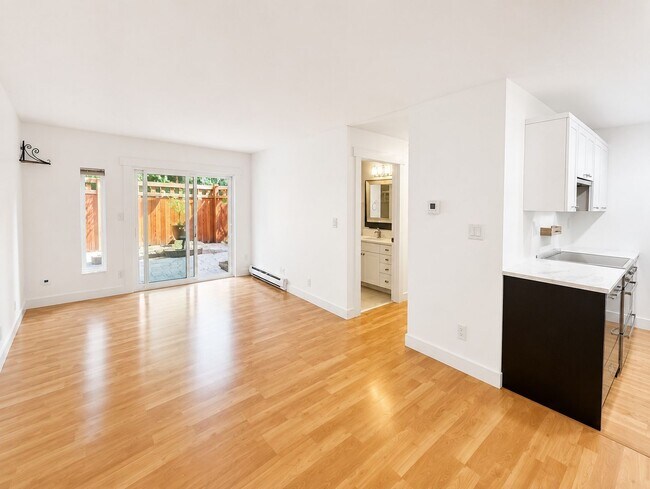 Building Photo - 2bd/1ba Seattle Condo
