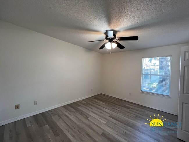 Building Photo - Great 2 Bedroom Unit in Crestview!