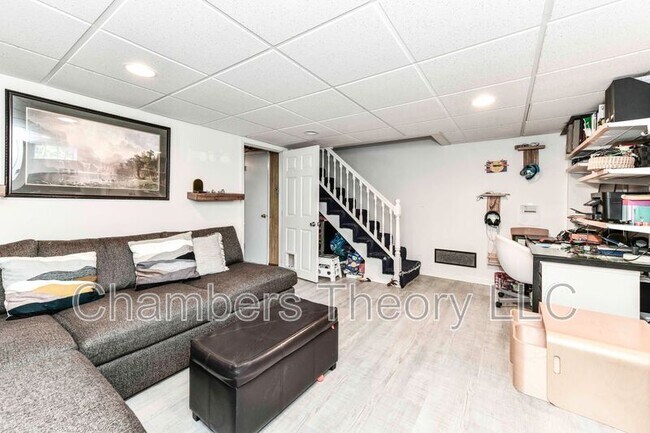 Building Photo - 509 E Luray Ave