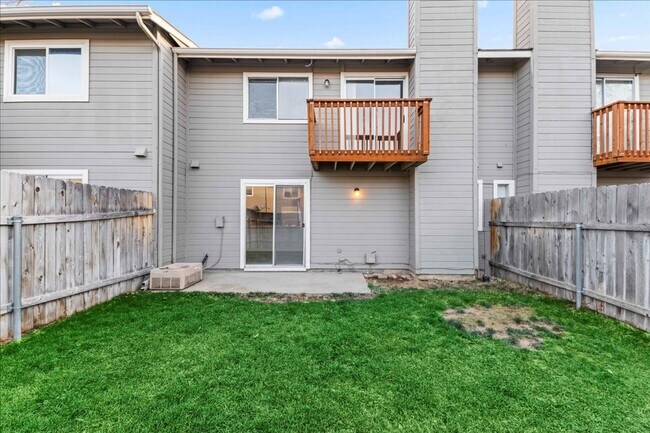 Building Photo - 3 Bedroom 1.5 Bathroom Townhouse in Southeast Boise