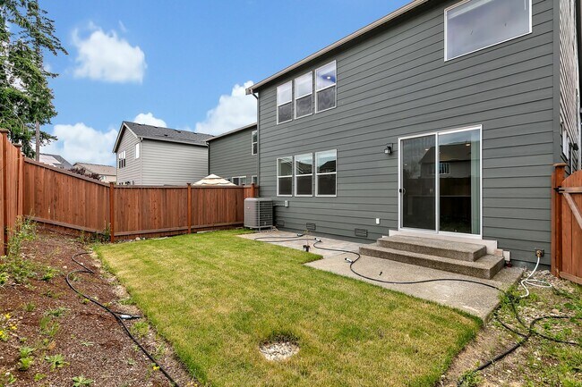 Building Photo - Spacious Puyallup Home with Room for the E...