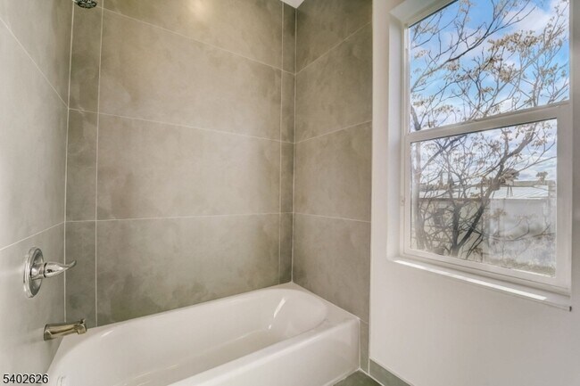 Building Photo - 48 Chadwick St