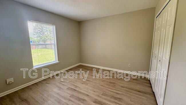Building Photo - 8943 Country Bend Cir N