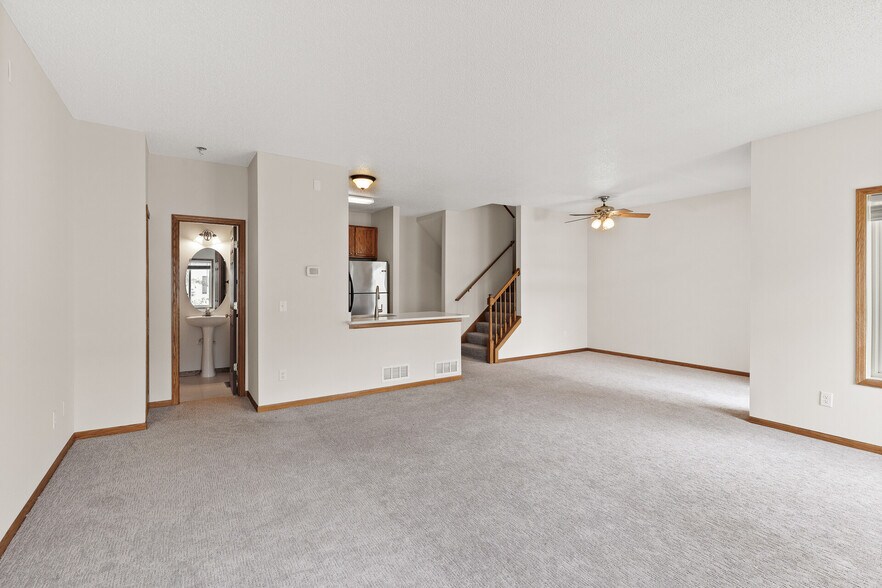 Building Photo - 6860 Meadow Grass Ln S