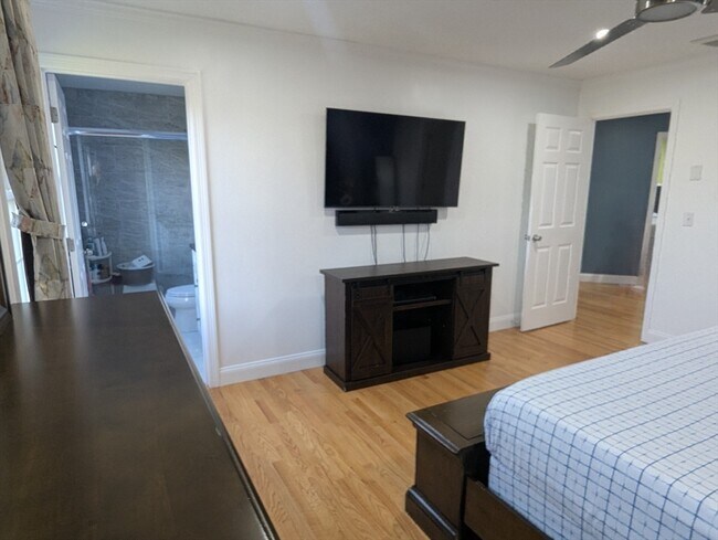 Building Photo - 1284 County St