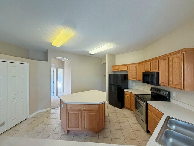 Building Photo - Spacious 3-bedroom, 2-bathroom home offering 2,362 square feet of living space with a desirable o...