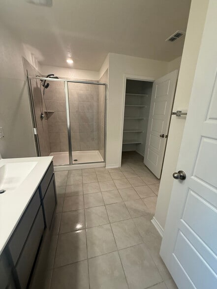 Building Photo - 409 Dakota Crk