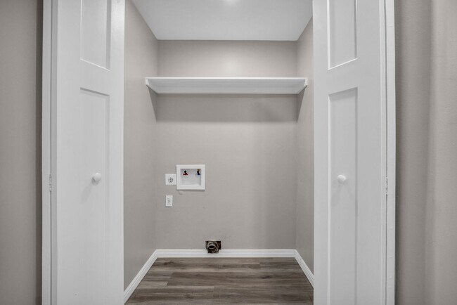 Building Photo - Spacious 4BR End-Unit Townhome | Low-Maintenance HOA Living