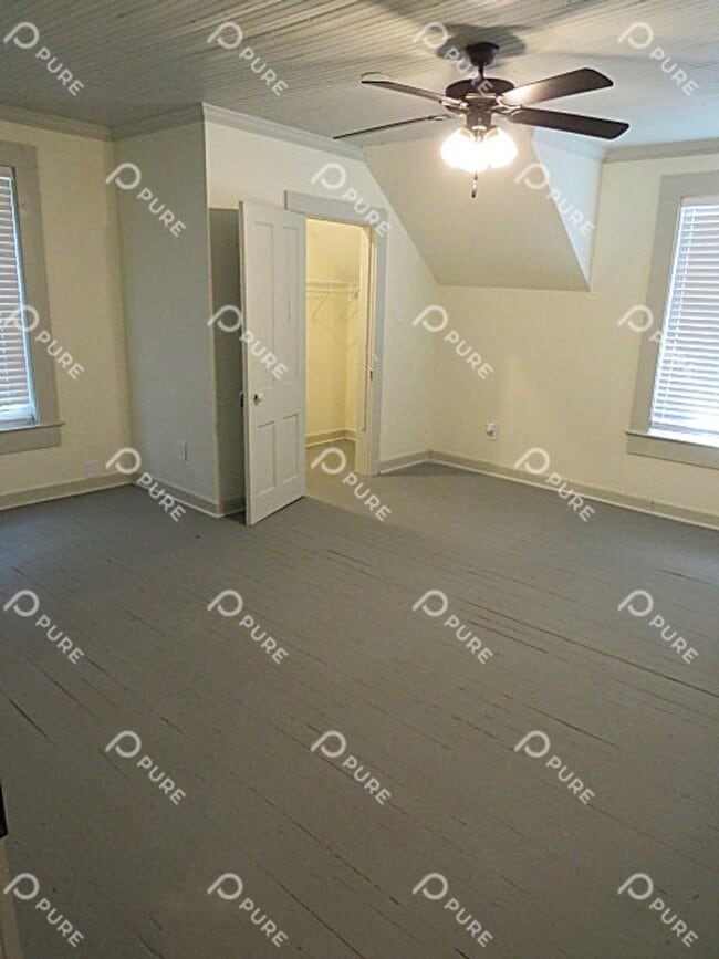 Building Photo - 3305 Bradley St SW