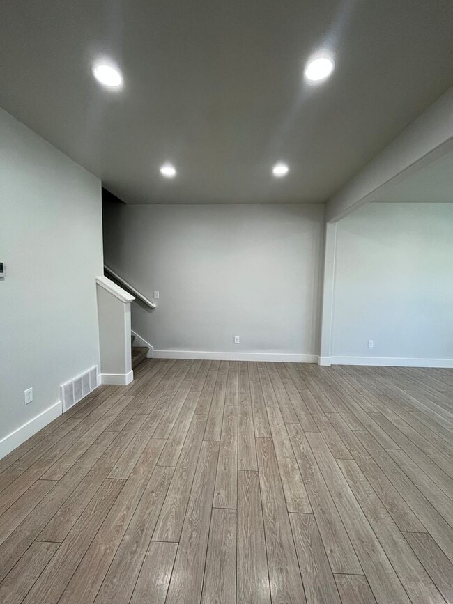 Building Photo - Spacious 3 Bed, 2.5 Bath Townhome in Pleasant Grove- Available Early July