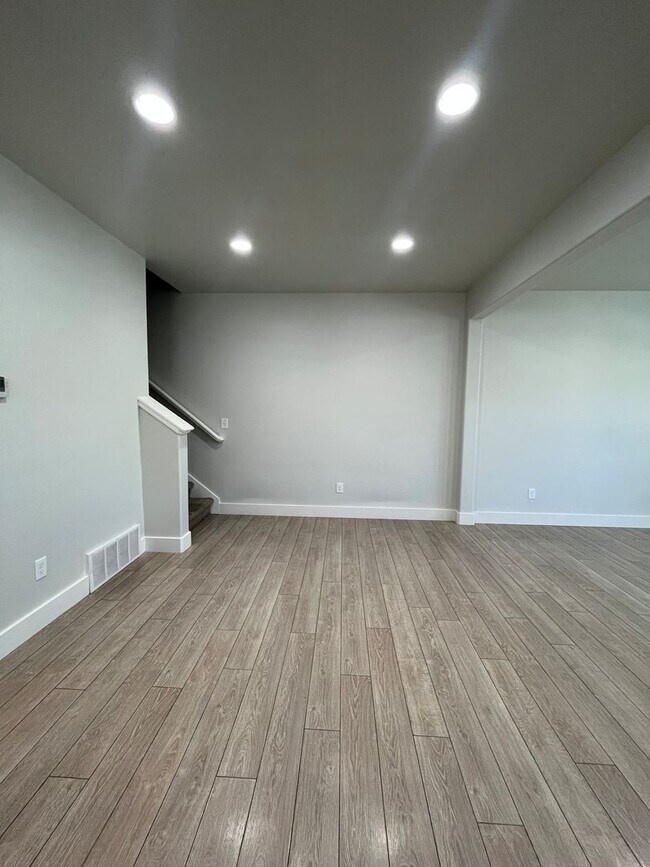 Building Photo - Spacious 3 Bed, 2.5 Bath Townhome in Pleasant Grove