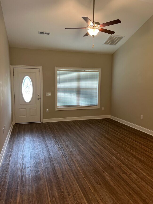 Building Photo - BEAUTIFUL 3 bedroom 2 bath home on a corne...