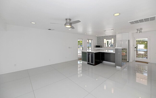 Building Photo - 4222 E Indianola Ave