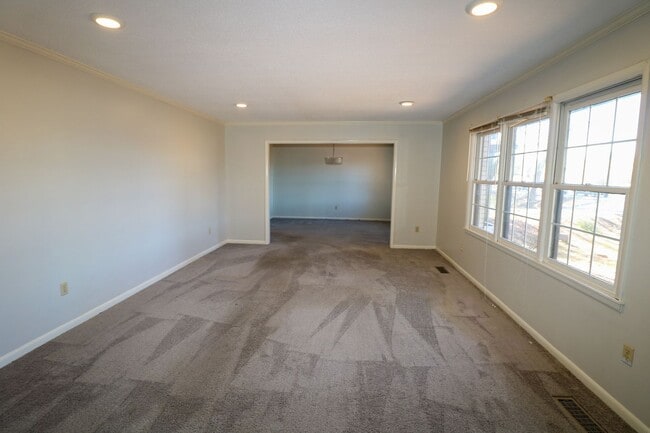 Building Photo - Large Family Home Pell City, AL