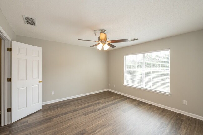 Building Photo - "Charming 3-Bed Home with 2.5 Baths close ...