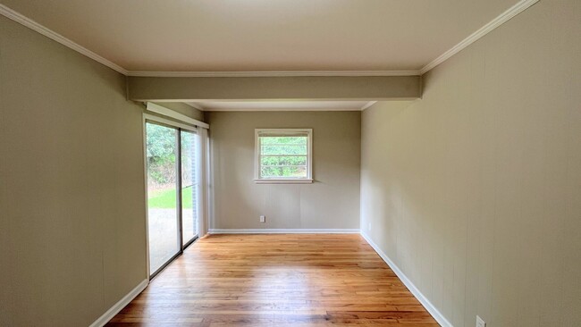 Building Photo - Hello Gorgeous !! 3- bedroom just waiting ...
