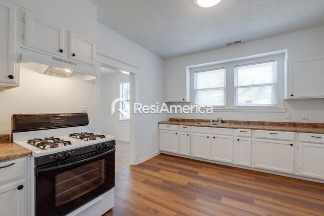 Building Photo - Charming 3-Bedroom 2 bath available now