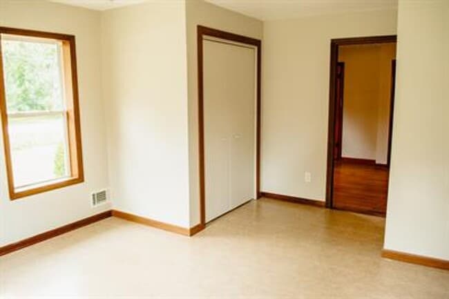 Building Photo - Sangamon Valley schools! 3 Bedroom, 1 bath