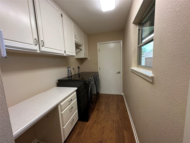 Building Photo - 4850 Jennifer Ln