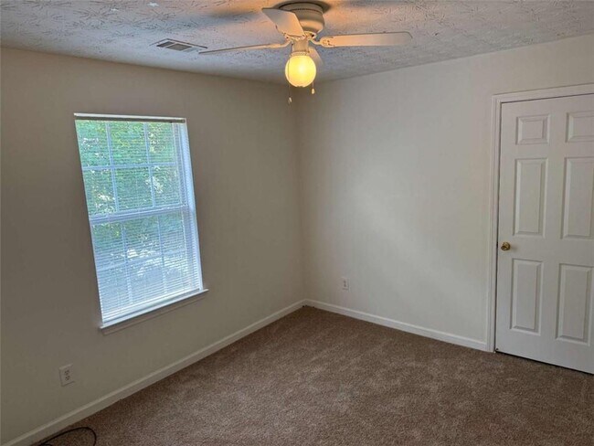 Building Photo - 356 Springbottom Dr SE