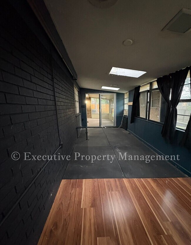 Building Photo - 410 Jeffrey