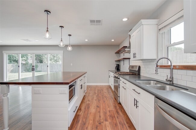 Building Photo - 966 Redway Ln