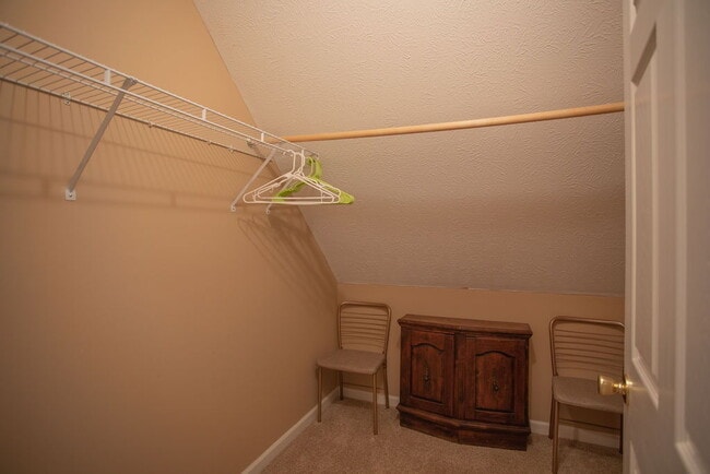 Building Photo - "Charming 4-Bedroom Retreat with Guest Suite & 3 Baths in Murfreesboro!"