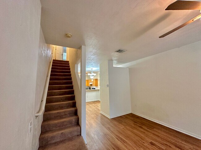 Building Photo - Spacious 2 Bed / 2.5 Bath Townhome in Vict...