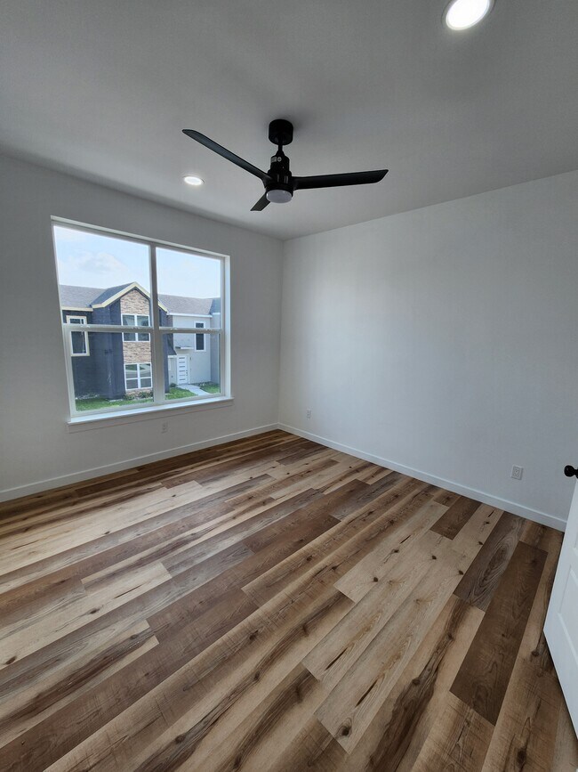 Building Photo - 706 W Seminole Ave