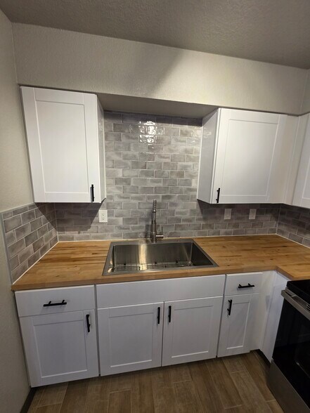 Building Photo - 1749 E Pepper Cir