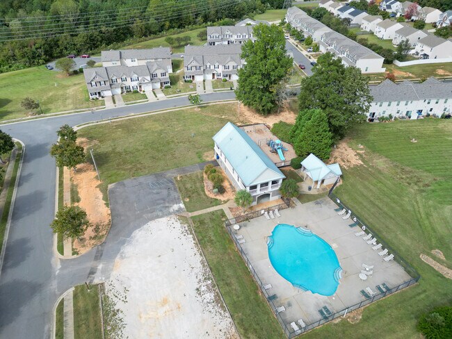 Building Photo - 558 Calen Ln